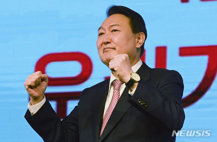 [서울=뉴시스] 국회사진기자단 = 윤석열 국민의힘 대선 후보가 26일 오후 서울 영등포구 중소기업중앙회에서 열린 '우리가 윤석열이다!' 국회의원 및 원외당협위원장 필승 결의대회에서 주먹을 불끈 쥐고 있다. 2022.01.26. photo@newsis.com