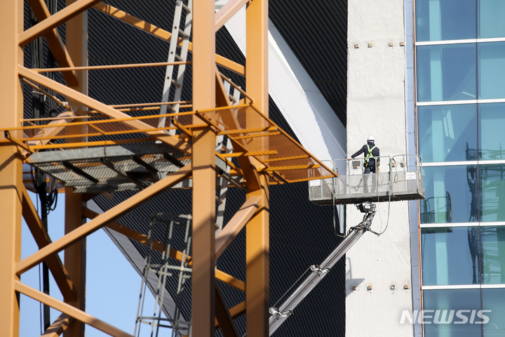 [인천공항=뉴시스] 조성우 기자 = 중대재해기업처벌법 시행을 하루 앞둔 지난 1월26일 오후 인천국제공항 제2터미널 4단계 건설사업 현장에서 근로자들이 작업을 하고 있다. 2022.01.26. xconfind@newsis.com