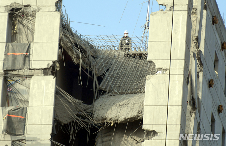 [광주=뉴시스] 류형근 기자 = 광주 서구 화정동 현대산업개발 신축 아파트 붕괴 사고 16일째인 26일 오후 구조당국 등이 옥상에서 붕괴 부위를 살펴보고 있다. 2022.01.26. hgryu77@newsis.com