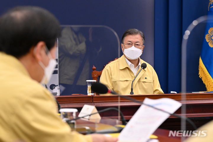 [서울=뉴시스] 문재인 대통령이 26일 오후 청와대 여민관 영상회의실에서 열린 오미크론 대응 점검회의에서 구윤철 국무조정실장으로부터 보고 받고 있다. (사진=청와대 제공) 2022.01.26. photo@newsis.com