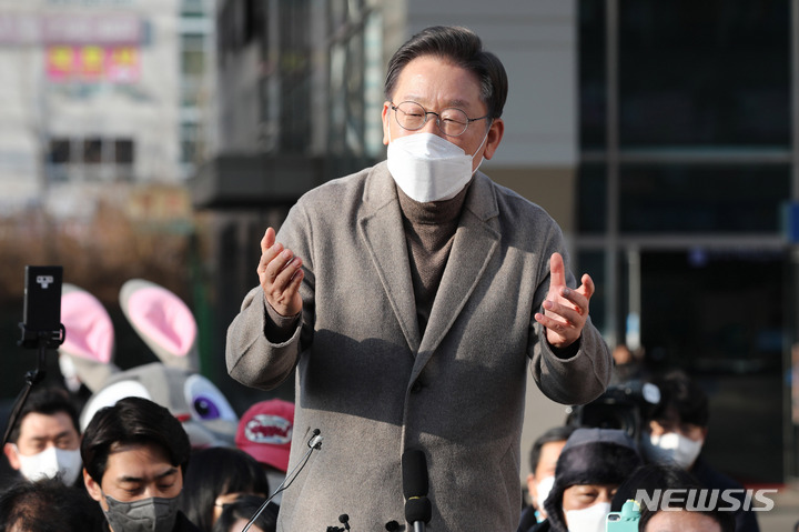 [파주=뉴시스] 국회사진기자단 = 이재명 더불어민주당 대선 후보가 26일 경기 파주시 금촌역 광장을 방문해 연설하고 있다. 2022.01.26. photo@newsis.com