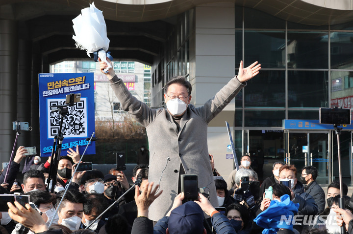 [파주=뉴시스] 국회사진기자단 = 이재명 더불어민주당 대선 후보가 26일 경기 파주시 금촌역 광장을 방문해 지지를 호소하고 있다. 2022.01.26. photo@newsis.com