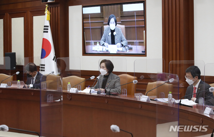 [서울=뉴시스] 김명원 기자 = 유은혜 사회부총리 겸 교육부 장관이 지난달 26일 서울 종로구 정부서울청사에서 열린 제2차 사회관계장관회의를 주재하며 발언하고 있다. (공동취재사진) 2022.02.09. photo@newsis.com