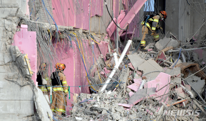 [광주=뉴시스] 류형근 기자 = 광주 서구 화정동 현대산업개발 신축 아파트 붕괴 사고 16일째인 26일 오후 구조당국 등이 실종자 수색을 위해 붕괴 잔해가 쌓여있는 고층 부근 진입을 시도하고 있다. 2022.01.26. hgryu77@newsis.com