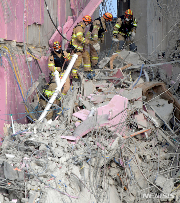 [광주=뉴시스] 류형근 기자 = 광주 서구 화정동 현대산업개발 신축 아파트 붕괴 사고 16일째인 26일 오후 구조당국 등이 실종자 수색을 위해 공사 잔해물이 가득 쌓여 있는 고층 부근에 진입해 철근과 콘크리트 등을 걷어내며 수색을 하고 있다. 2022.01.26. hgryu77@newsis.com
