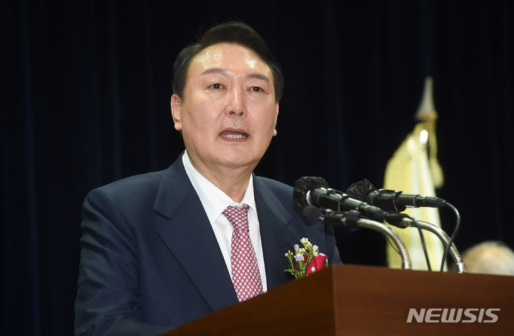 [서울=뉴시스] 국회사진기자단 = 윤석열 국민의힘 대선 후보가 26일 서울 종로구 이북5도청에서 열린 이북도민·탈북민 신년하례식에서 인사말하고 있다. 2022.01.26. photo@newsis.com