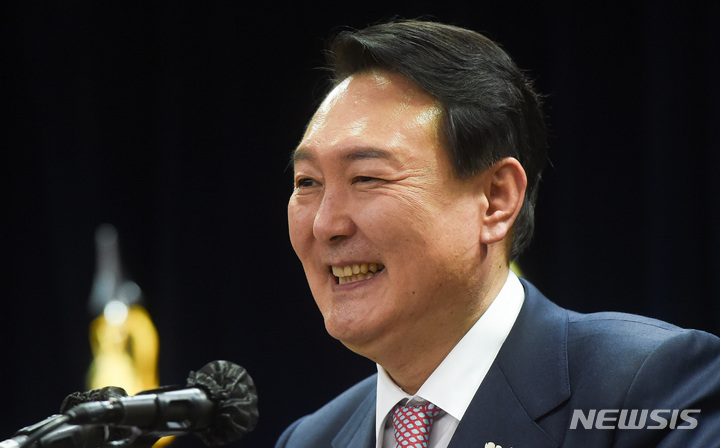 [서울=뉴시스] 국회사진기자단 = 윤석열 국민의힘 대선 후보가 26일 서울 종로구 이북5도청에서 열린 이북도민·탈북민 신년하례식에서 인사말하고 있다. 2022.01.26. photo@newsis.com