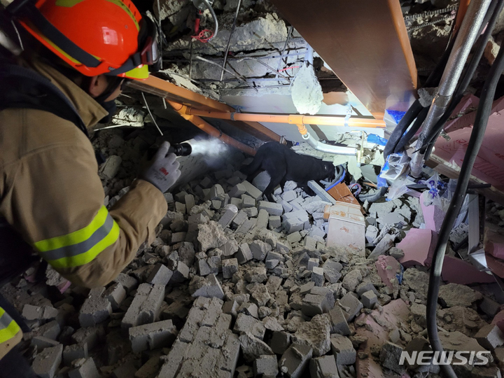 [광주=뉴시스] 김혜인 기자 = 소방당국이 지난 25일 오후 실종자 1명의 신체 일부가 발견된 광주 서구 현대산업개발 신축 아파트 붕괴현장 27층 2호실 안방에서 구조 작업을 하고있다.(사진=광주시소방안전본부 제공) 2022.01.26.photo@newsis.com