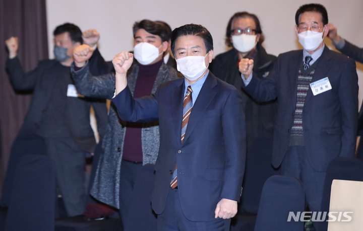 [서울=뉴시스] 조수정 기자 = 더불어민주당 대한민국 대전환 제20대 대통령 선거대책위원회 평화경제연대위원회 출범식이 열린 26일 오후 서울 마포구 서울가든호텔에서 상임위원장을 맡은 노웅래 의원과 참석자들이 '앞으로! 제대로! 나를위해! 이재명!'을 제창하고 있다. 2022.01.26. chocrystal@newsis.com