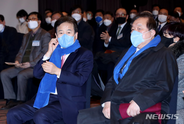 [서울=뉴시스] 조수정 기자 = 더불어민주당 대한민국 대전환 제20대 대통령 선거대책위원회 평화경제연대위원회 출범식이 열린 26일 오후 서울 마포구 서울가든호텔에서 위원회 상임고문을 맡은 정동영 전 통일부장관, 정대철 전 의원이 참석하고 있다. 2022.01.26. chocrystal@newsis.com