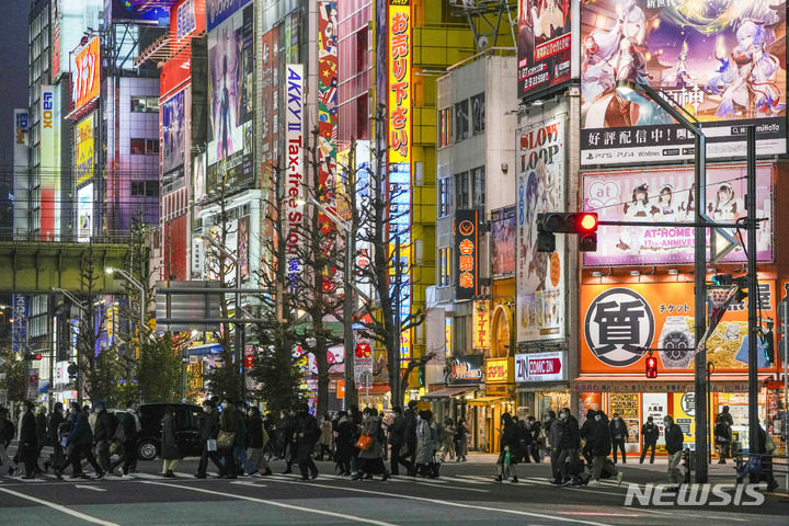 [도쿄=AP/뉴시스]2022년 1월 일본 도쿄에서 코로나바이러스 확산을 막기 위해 마스크를 쓴 사람들이 횡단보도를 따라 걷고 있다. 2023.02.02.