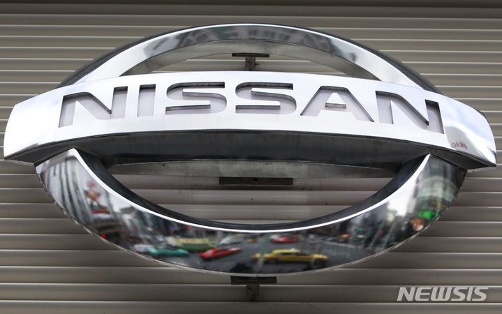 [도쿄(일본)=AP/뉴시스] 일본 자동차 산업의 하락세가 지속되는 가운데, 닛산 자동차의 2024회계연도(2024년 4월∼2025년 3월) 적자가 최대 7500억엔(약 7조5000억원)에 달할 수 있는 것으로 알려졌다. 사진은&nbsp; 2012년 2월 8일 일본 도쿄 긴자 쇼핑 거리에&nbsp; 닛산자동차의 로고가 걸려있다. 2025.04.25