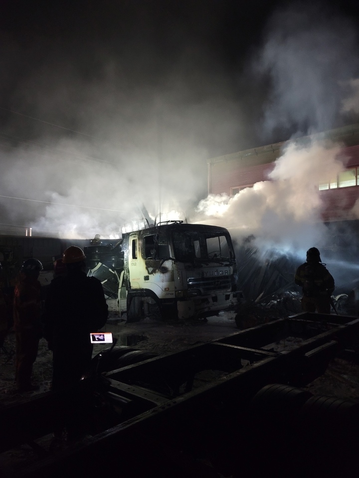 [부산=뉴시스] 26일 오후 부산 강서구의 한 자동차 폐차장 내 야적장에서 원인이 밝혀지지 않은 불이 났다. (사진=부산소방재난본부 제공) *재판매 및 DB 금지