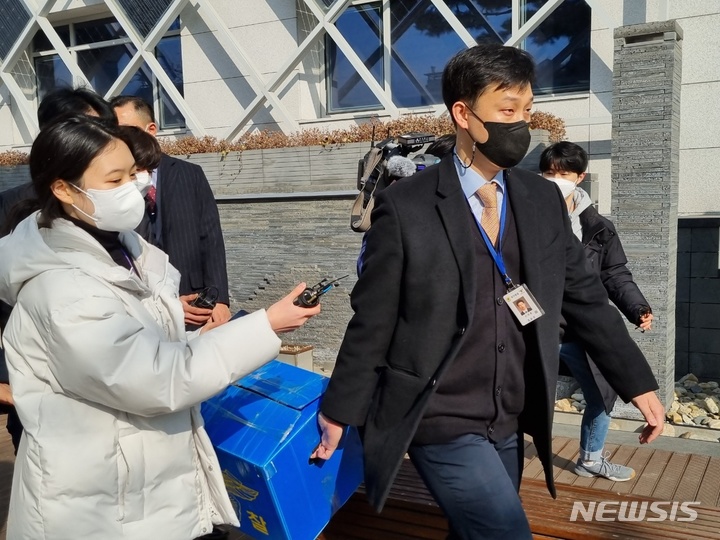 [서울=뉴시스]임하은 기자=서울 강동경찰서가 강동구청 공무원 횡령 사건을 수사 중인 가운데 지난달 27일 오전 구청 본관을 압수수색했다. 2021.01.27. photo@newsis.com