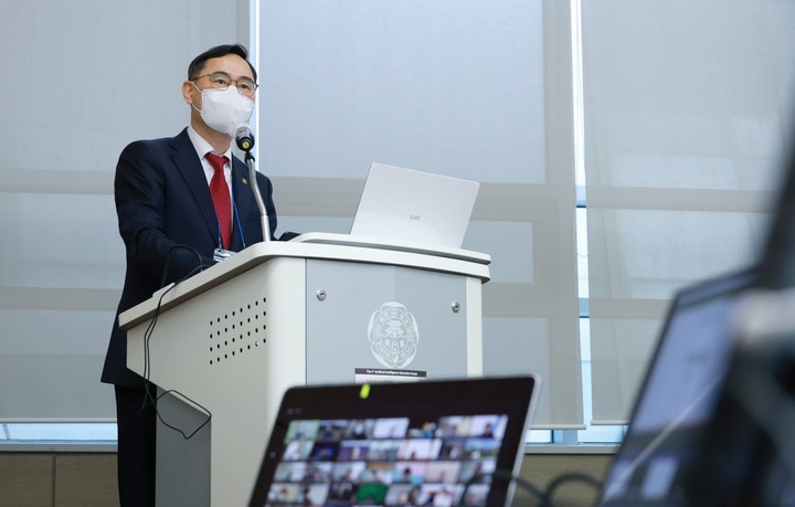 [서울=뉴시스]교육부는 27일 오전 서울 서대문구 이화여자대학교에서 '인공지능 교육 활성화 100인 포럼' 첫 회의를 열고 '교육 분야 인공지능 윤리원칙' 시안을 공개했다. 정종철 교육부 차관이 회의에 참석해 인사말하는 모습. (사진=교육부 제공). 2022.01.27. photo@newsis.com *재판매 및 DB 금지