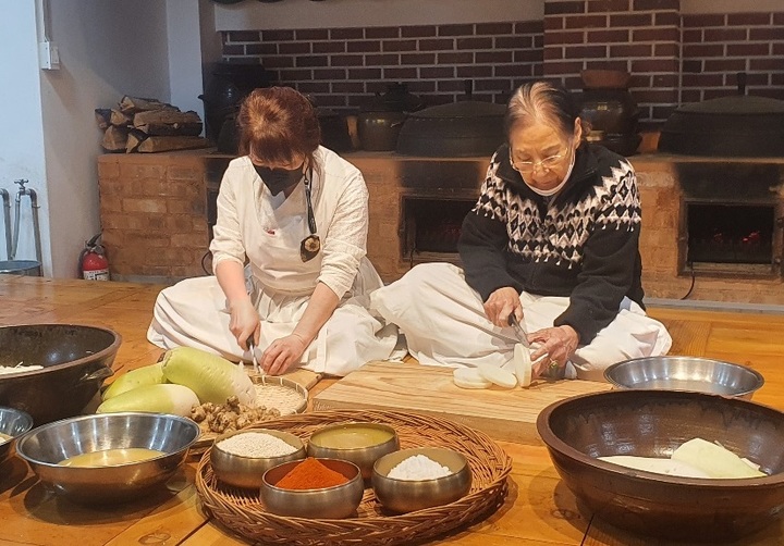 최미경(왼쪽) 안동종가음식교육원장과 한희숙 종가음식 맛 할머니가 안동식혜를 만들기 위해 무를 썰고 있다. (사진=안동종가음식체험관 제공) *재판매 및 DB 금지