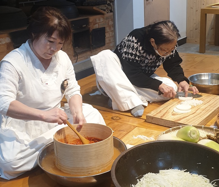 최미경(왼쪽) 안동종가음식교육원장과 한희숙 종가음식 맛 할머니가 안동식혜를 만들고 있다. (사진=안동종가음식체험관 제공) *재판매 및 DB 금지