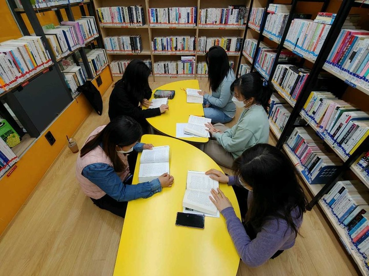 [서울=뉴시스] 서울 금천구는 '동네방네 책 읽는 도시 금천' 활성화를 위해 오는 28일부터 2월11일까지 독서동아리 공모를 실시한다고 27일 밝혔다. (사진=금천구 제공) 2022.01.27. photo@newsis.com&nbsp; *재판매 및 DB 금지