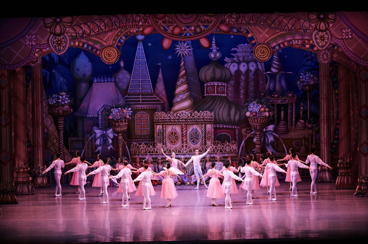 [서울=뉴시스]발레 '호두까기인형'. (사진=ⓒ유니버설발레단_photo by kyoungjin Kim) 2022.01.27. photo@newsis.com *재판매 및 DB 금지