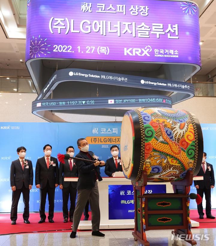 [서울=뉴시스] 고범준 기자 = 권영수 LG에너지솔루션 대표이사 지난해 1월27일 오전 서울 여의도 한국거래소에서 열린 LG에너지솔루션의 코스피 신규상장 기념식에 참석해 상장 기념 북을 치고 있다. (공동취재사진) 2022.01.27. photo@newsis.com