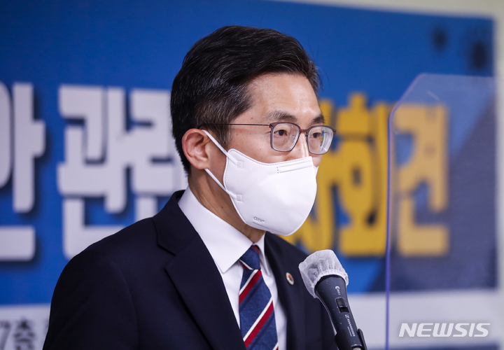 [서울=뉴시스] 정병혁 기자 = 이필수 대한의사협회 회장이 27일 오전 서울 용산구 대한의사협회에서 열린 코로나19 진료의원 운영방안 기자회견에서 발언하고 있다. 2022.01.27. jhope@newsis.com