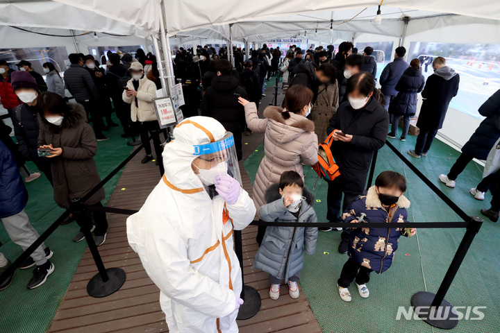 [서울=뉴시스] 27일 오전 서울 송파구보건소 선별진료소에서 시민들이 검사를 받기 위해 대기하고 있다. 2022.01.27. dadazon@newsis.com