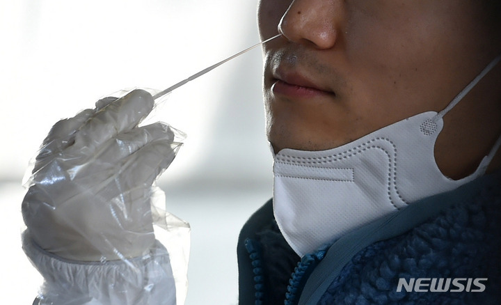 [대구=뉴시스] 지난 27일 오전 대구 동구 보건소 선별진료소에서 시민이 코로나19 진단검사를 받고 있다. 2022.01.27. lmy@newsis.com