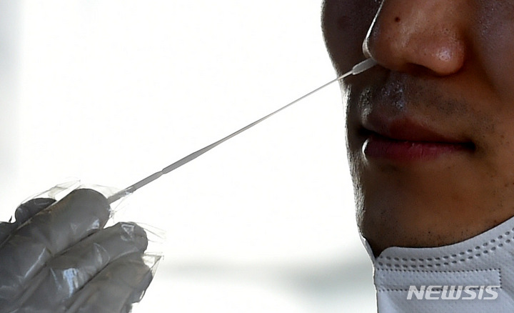 [대구=뉴시스] 지난 27일 오전 대구 동구 보건소 선별진료소에서 시민이 코로나19 진단검사를 받고 있다. 2022.01.27. lmy@newsis.com