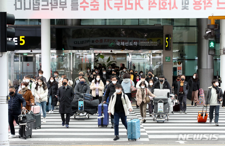 [제주=뉴시스] 우장호 기자 = 제주국제공항 1층 도착장에 관광객들의 발걸음이 이어지고 있다. (뉴시스DB) woo1223@newsis.com