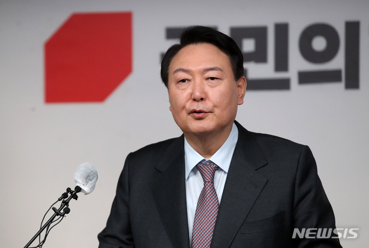 [서울=뉴시스] 김선웅 기자 = 윤석열 국민의힘 대선 후보가 27일 서울 여의도 국민의힘 중앙당사에서 정치 분야 공약을 발표하고 있다. 2022.01.27. mangusta@newsis.com