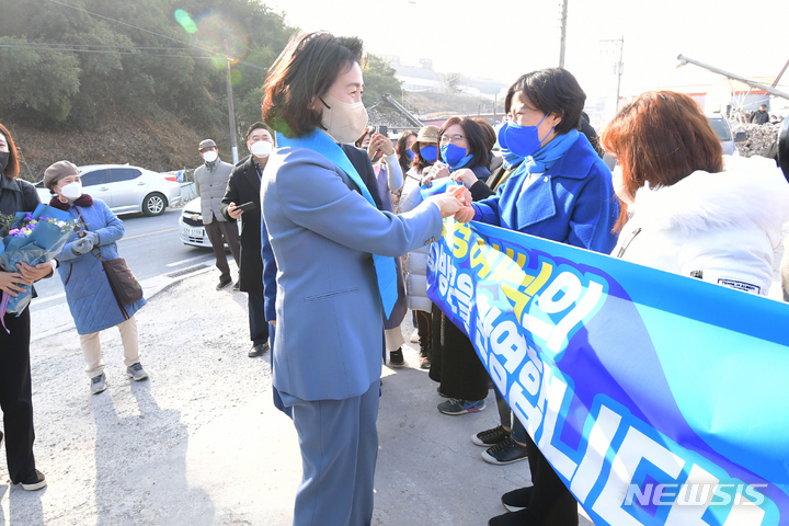 [통영=뉴시스] 차용현 기자 = 더불어민주당 이재명 대선후보 부인 김혜경씨가 27일 오전 경남 통영시 소재 한 굴 작업장을 찾아 지지자들과 인사를 나누고 있다. 2022.01.27. con@newsis.com