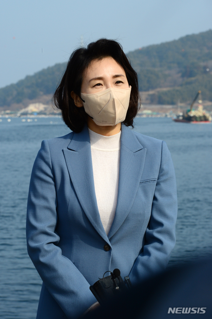 [통영=뉴시스] 차용현 기자 = 더불어민주당 이재명 대선후보 부인 김혜경씨가 27일 오전 경남 통영시 소재 한 굴 작업장을 찾아 언론과 인터뷰를 하고 있다. 2022.01.27. con@newsis.com
