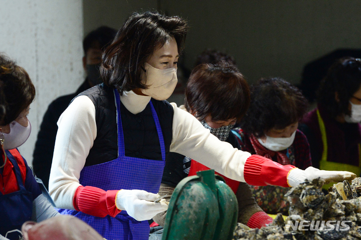 [통영=뉴시스] 차용현 기자 = 더불어민주당 이재명 대선후보 부인 김혜경씨가 27일 오전 경남 통영시 소재 한 굴 작업장을 찾아 굴 까기 봉사활동을 펼치고 있다. 2022.01.27. con@newsis.com