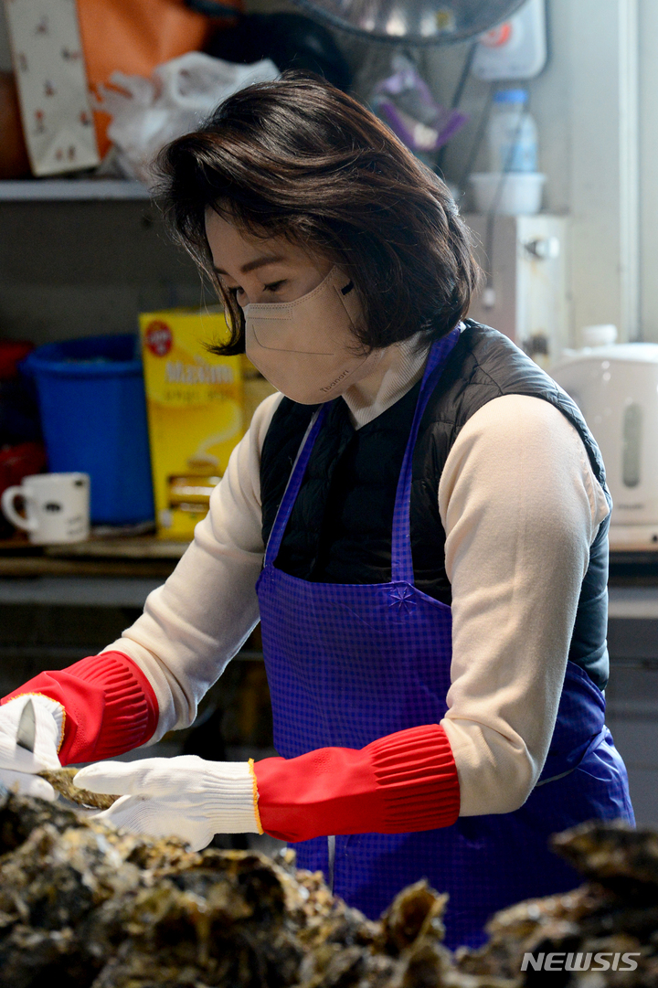 [통영=뉴시스] 차용현 기자 = 더불어민주당 이재명 대선후보 부인 김혜경씨가 27일 오전 경남 통영시 소재 한 굴 작업장을 찾아 굴 까기 봉사활동을 펼치고 있다. 2022.01.27. con@newsis.com