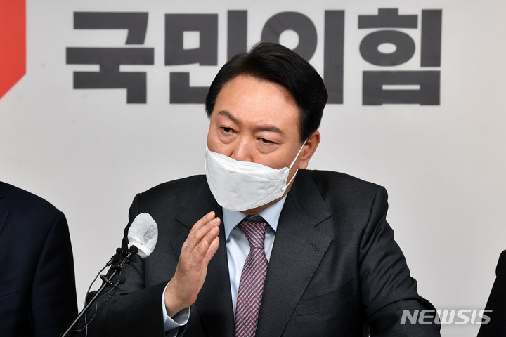 [서울=뉴시스] 김선웅 기자 = 윤석열 국민의힘 대선 후보가 27일 서울 여의도 국민의힘 중앙당사에서 정치 분야 공약 발표를 마친 후 취재진 질문에 답변하고 있다. (공동취재사진) 2022.01.27. photo@newsis.com