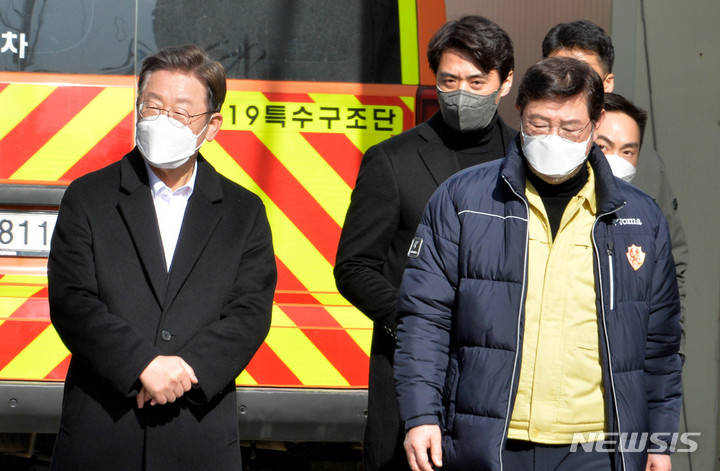 [광주=뉴시스] 변재훈 기자 = 더불어민주당 이재명 대선 후보가 이용섭 광주시장과 27일 오전 광주 현대산업개발 붕괴 사고 사고 현장을 둘러본 뒤 이동하고 있다. 2022.01.27. wisdom21@newsis.com