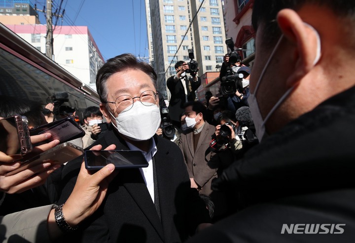 [광주=뉴시스] 최동준 기자 = 이재명 더불어민주당 대선 후보가 27일 오전 광주 서구 화정아이파크 붕괴 사고 현장을 방문해 입주 예정자들과 대화를 나누고 있다. 2022.01.27. photocdj@newsis.com