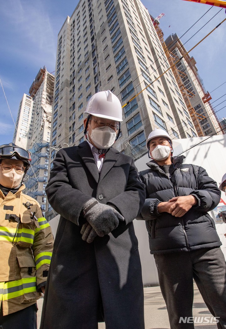 [광주=뉴시스] 최동준 기자 = 이재명 더불어민주당 대선후보가 27일 오후 광주 화정아이파크 붕괴 사고 현장을 찾아 피해자 가족 대표와 현장을 둘러본 뒤 나오고 있다. 2022.01.27. photocdj@newsis.com