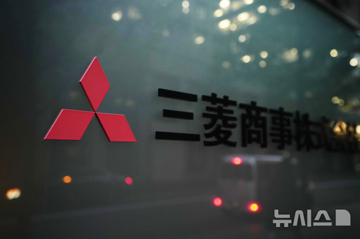 [도쿄=AP/뉴시스]일본 미쓰비시(三菱)상사가 말레이시아에서 액화천연가스(LNG) 권익을 새롭게 취득했다고 27일 니혼게이자이신문(닛케이) 보도했다. 사진은 2021년 11월 26일 일본 도쿄 미쓰비시상사 본사에 로고가 걸려있는 모습. 2024.09.27.