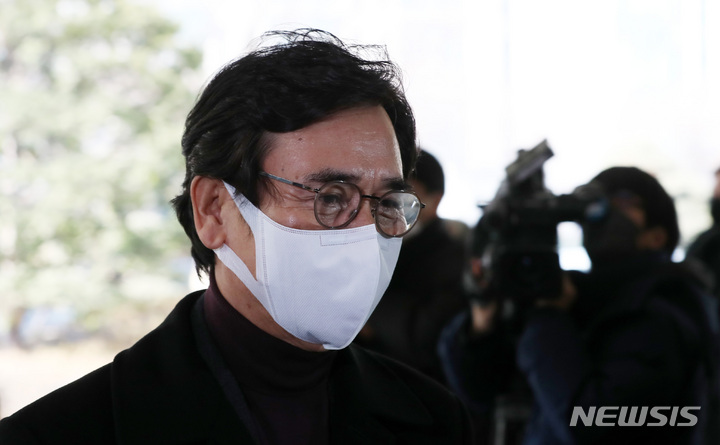 [서울=뉴시스] 이영환 기자 = 한동훈 사법연수원 부원장의 명예를 훼손한 혐의로 재판을 받고 있는 유시민 전 노무현재단 이사장이 27일 오후 서울 마포구 서부지법에서 열린 3차공판에 출석하고 있다. 2022.01.27. 20hwan@newsis.com