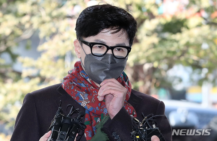 [서울=뉴시스] 이영환 기자 = 한동훈 사법연수원 부원장이 27일 오후 서울 마포구 서부지법에서 열린 유시민 전 노무현재단 이사장의 명예훼손 혐의 3차 공판에 증인으로 출석하며 입장발표를 하고 있다. 2022.01.27. 20hwan@newsis.com