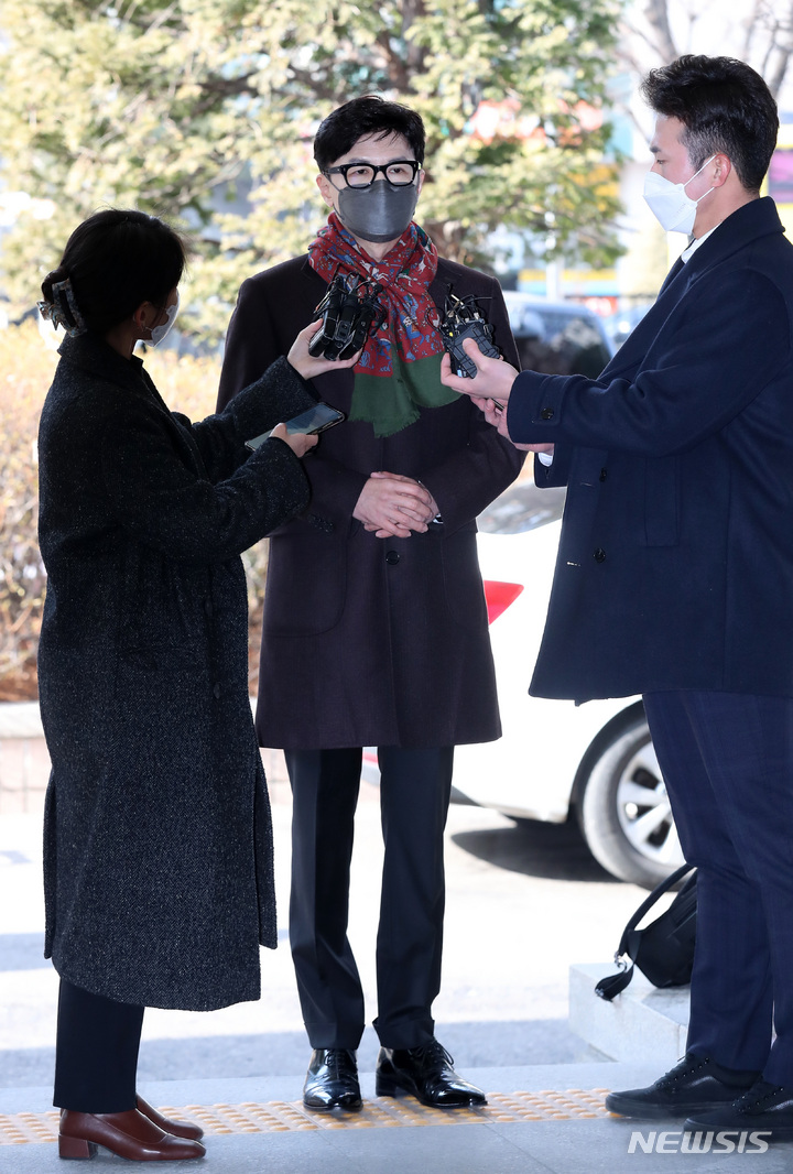[서울=뉴시스] 이영환 기자 = 한동훈 사법연수원 부원장이 27일 오후 서울 마포구 서부지법에서 열린 유시민 전 노무현재단 이사장의 명예훼손 혐의 3차 공판에 증인으로 출석하며 입장발표를 하고 있다. 2022.01.27. 20hwan@newsis.com