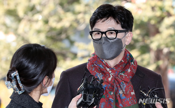 [서울=뉴시스] 이영환 기자 = 한동훈 사법연수원 부원장이 27일 오후 서울 마포구 서부지법에서 열린 유시민 전 노무현재단 이사장의 명예훼손 혐의 3차 공판에 증인으로 출석하며 입장발표를 하고 있다. 2022.01.27. 20hwan@newsis.com
