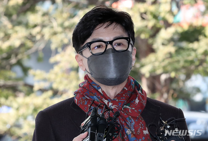 [서울=뉴시스] 이영환 기자 = 한동훈 사법연수원 부원장이 27일 오후 서울 마포구 서부지법에서 열린 유시민 전 노무현재단 이사장의 명예훼손 혐의 3차 공판에 증인으로 출석하며 입장발표를 하고 있다. 2022.01.27. 20hwan@newsis.com