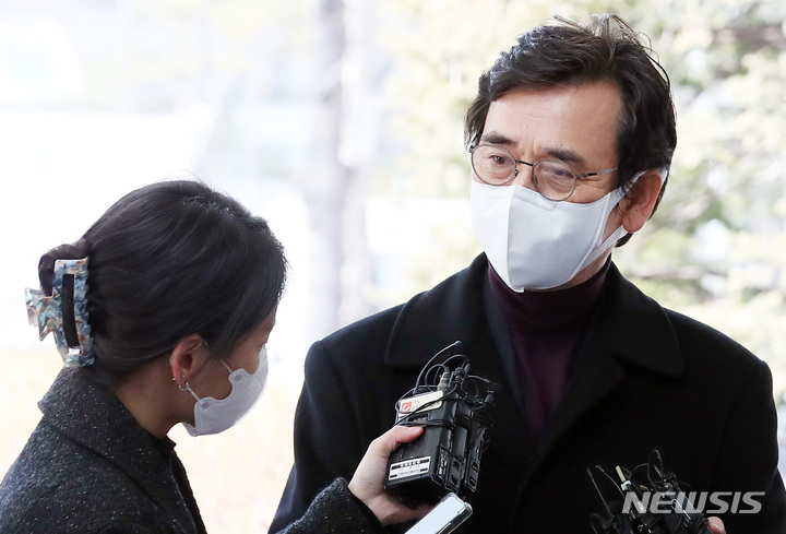 [서울=뉴시스] 이영환 기자 = 한동훈 사법연수원 부원장의 명예를 훼손한 혐의로 재판을 받고 있는 유시민 전 노무현재단 이사장이 27일 오후 서울 마포구 서부지법에서 열린 3차공판에 출석하며 취재진의 질문에 답하고 있다. 2022.01.27. 20hwan@newsis.com