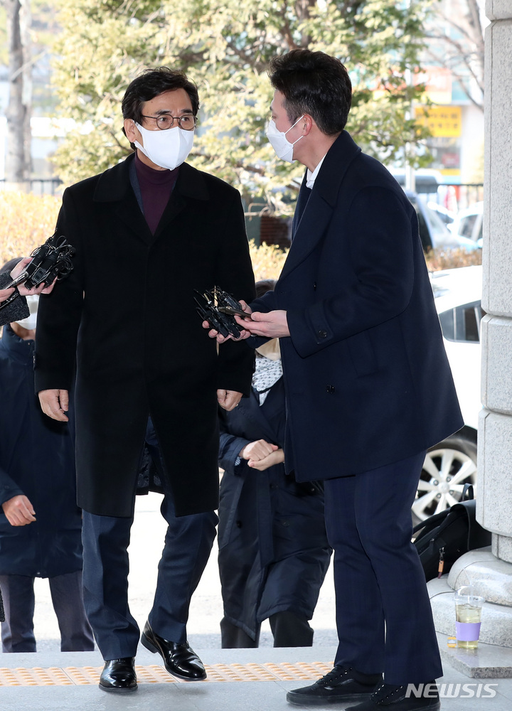 [서울=뉴시스] 이영환 기자 = 한동훈 사법연수원 부원장의 명예를 훼손한 혐의로 재판을 받고 있는 유시민 전 노무현재단 이사장이 27일 오후 서울 마포구 서부지법에서 열린 3차공판에 출석하고 있다. 2022.01.27. 20hwan@newsis.com