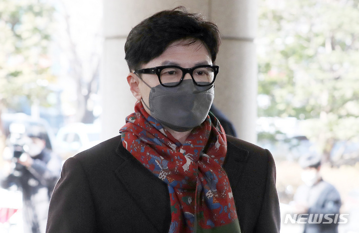 [서울=뉴시스] 이영환 기자 = 한동훈 사법연수원 부원장이 지난 1월27일 오후 서울 마포구 서부지법에서 열린 유시민 전 노무현재단 이사장의 명예훼손 혐의 3차 공판에 증인으로 출석하고 있다. 2022.01.27. 20hwan@newsis.com