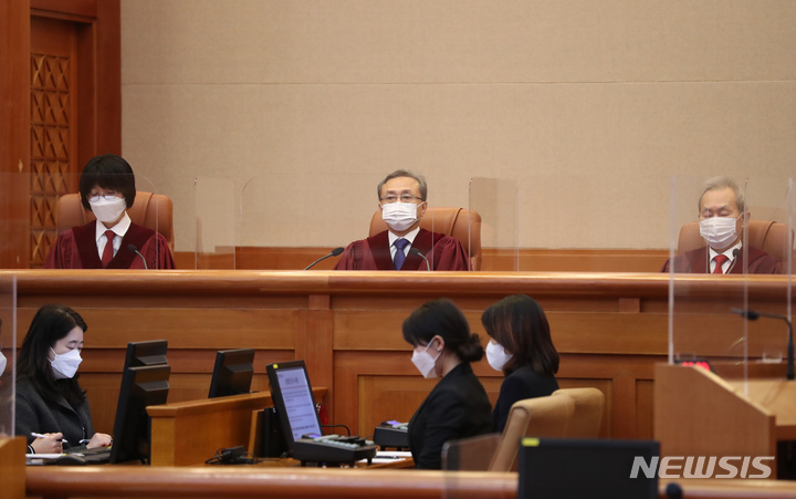 [서울=뉴시스] 고승민 기자 = 유남석 헌법재판소장과 헌법재판관들이 27일 서울 헌법재판소에서 열린 1월 심판사건 선고에 앞서 대기하고 있다. 2022.01.27. kkssmm99@newsis.com
