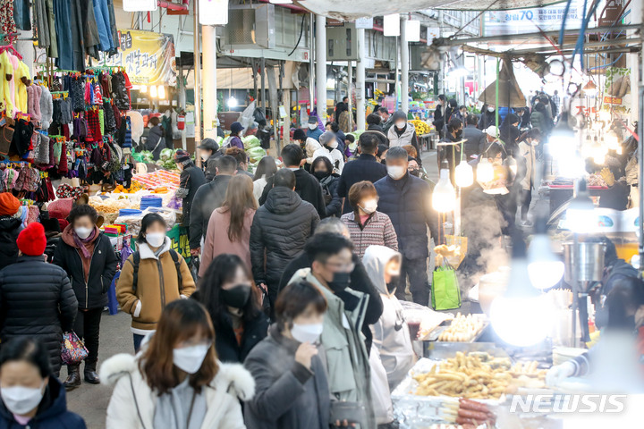[제주=뉴시스] 우장호 기자 = 설 연휴를 앞두고 제주시 도두동 민속오일장에 제수용 음식이나 명절음식을 장만하려는 시민과 관광객들의 발걸음이 이어지고 있다. (뉴시스DB) woo1223@newsis.com