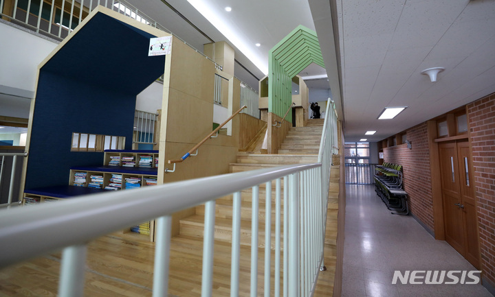 [서울=뉴시스] 이영환 기자 = 서울시교육청 출입기자들이 지난 1월27일 그린스마트 미래학교에 대한 이해를 위해 서울 구로구 하늘숲초등학교를 방문해 시설을 살펴봤다. 2022.03.03. 20hwan@newsis.com
